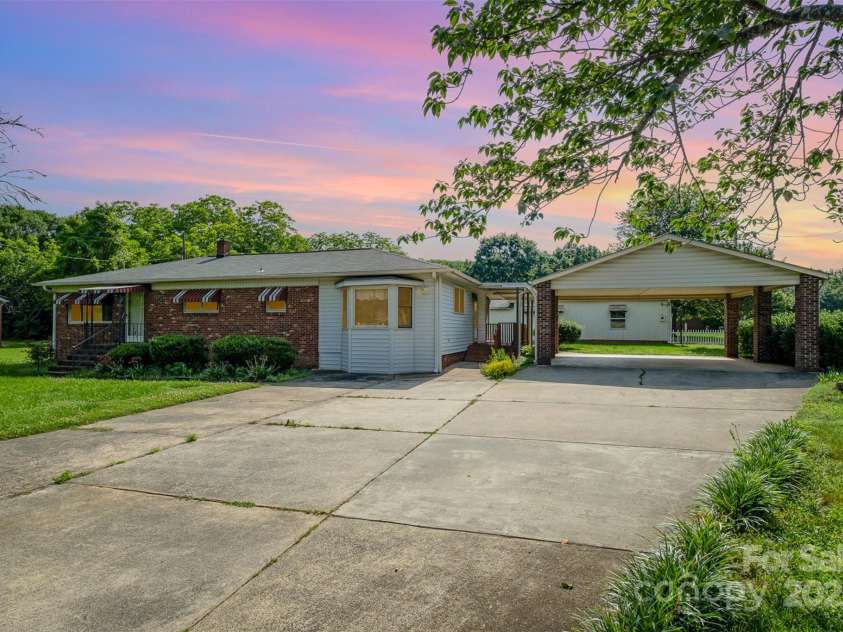 319 Glenhaven Drive, Charlotte, NC 28214.  MLS# CAR4259206, YatesRealty ID 20265. 