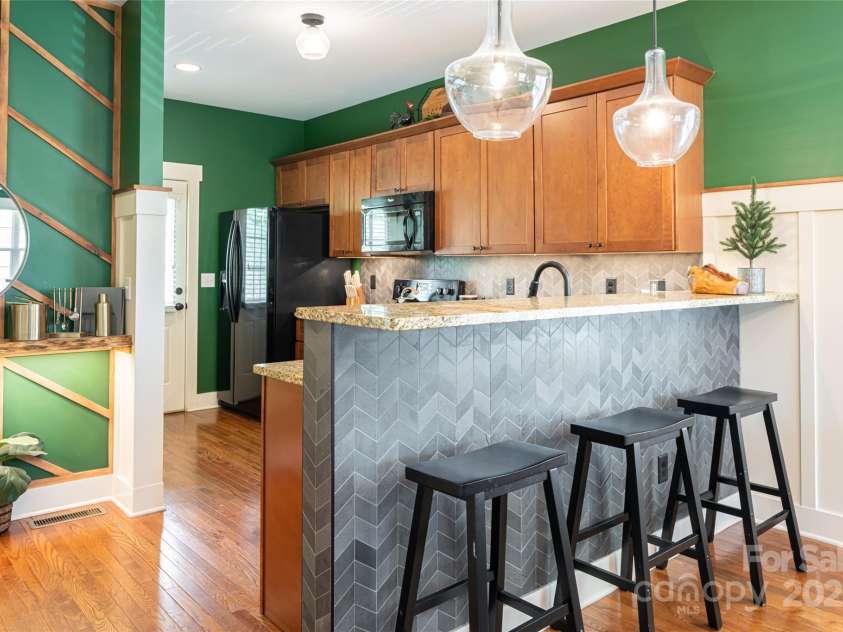 31 Byrdcliffe Lane, Asheville, NC 28805.  MLS# CAR4257639, YatesRealty ID 20268. Eat-in kitchen