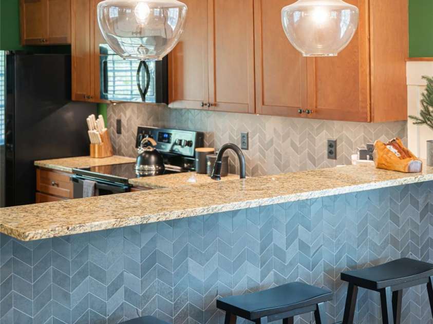 31 Byrdcliffe Lane, Asheville, NC 28805.  MLS# CAR4257639, YatesRealty ID 20268. Eat-in kitchen