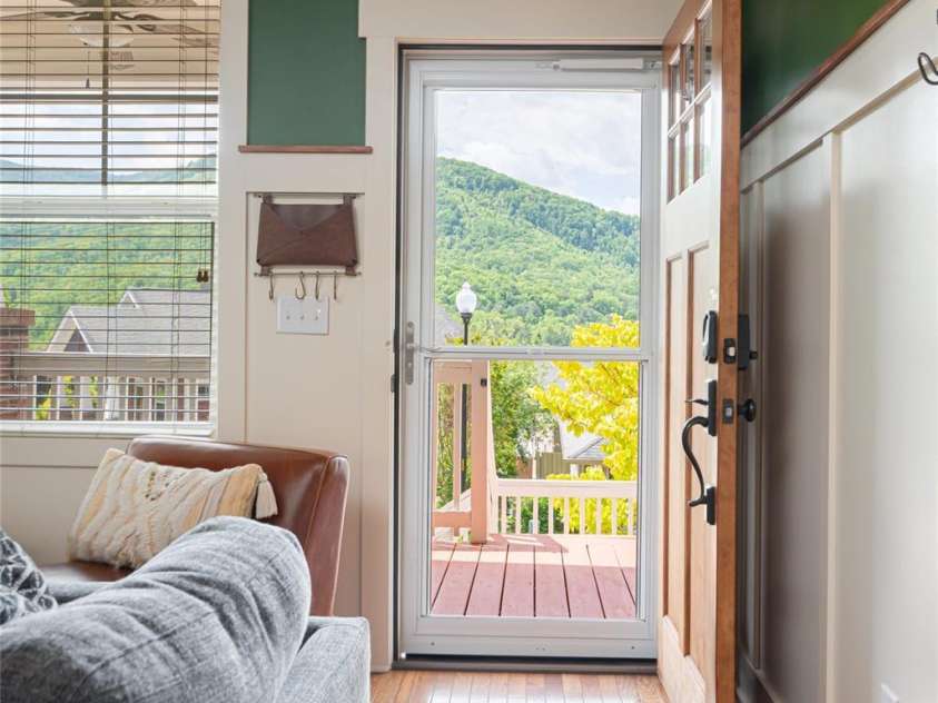 31 Byrdcliffe Lane, Asheville, NC 28805.  MLS# CAR4257639, YatesRealty ID 20268. Entrance