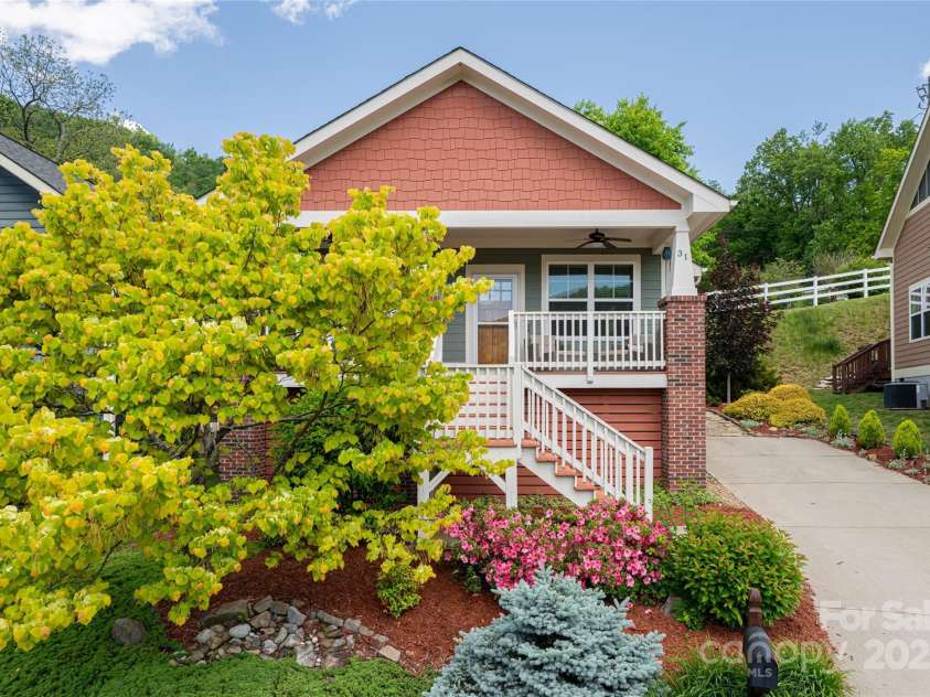 31 Byrdcliffe Lane, Asheville, NC 28805.  MLS# CAR4257639, YatesRealty ID 20268. Front exterior