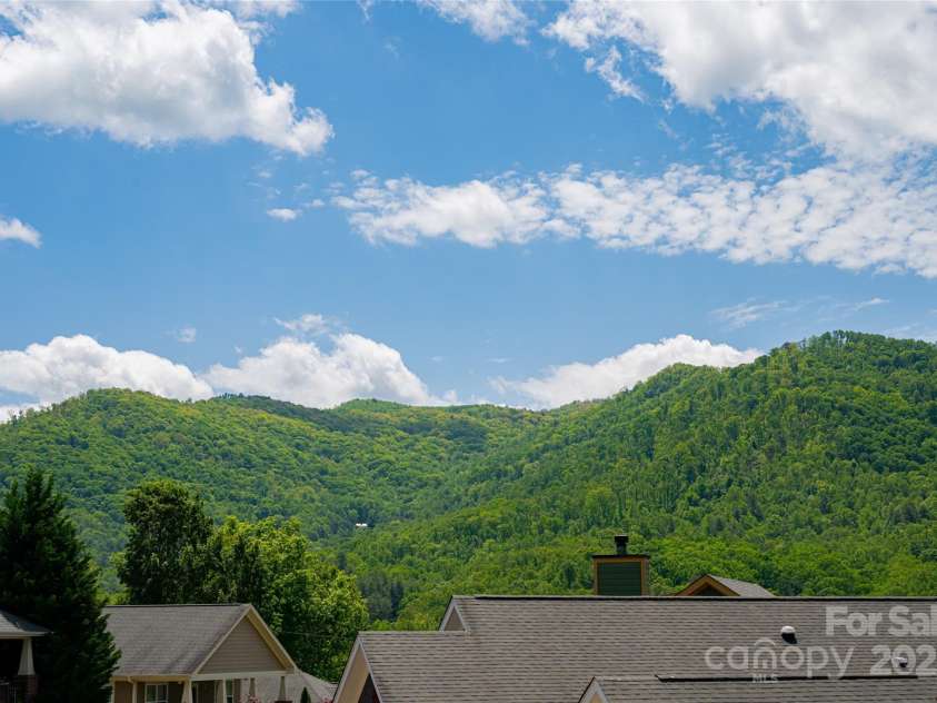 31 Byrdcliffe Lane, Asheville, NC 28805.  MLS# CAR4257639, YatesRealty ID 20268. Front porch views