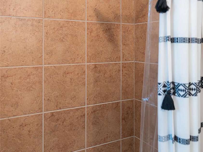 31 Byrdcliffe Lane, Asheville, NC 28805.  MLS# CAR4257639, YatesRealty ID 20268. Guest bathroom