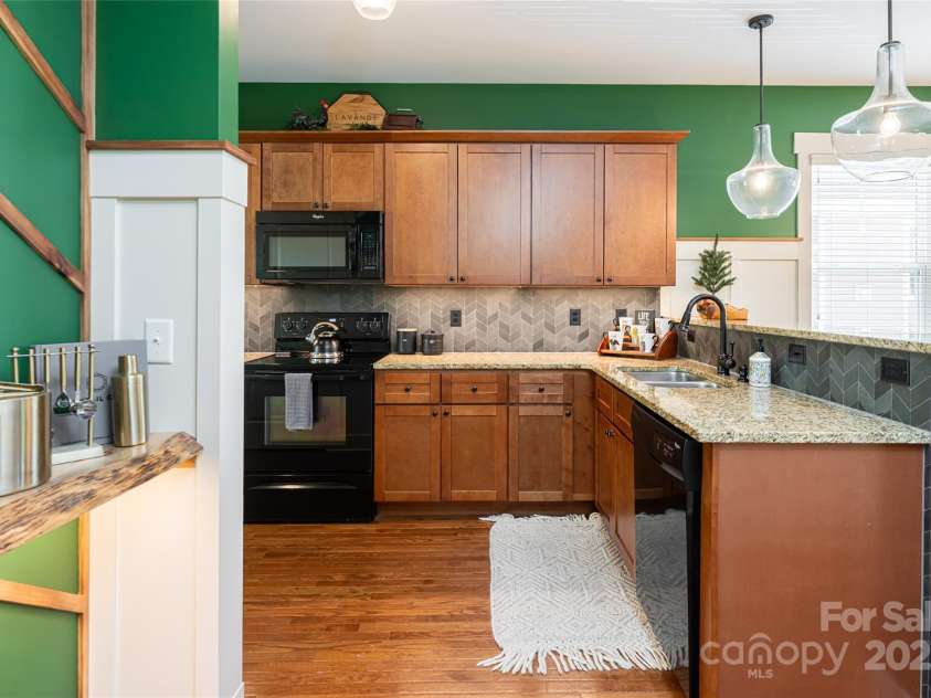 31 Byrdcliffe Lane, Asheville, NC 28805.  MLS# CAR4257639, YatesRealty ID 20268. Kitchen