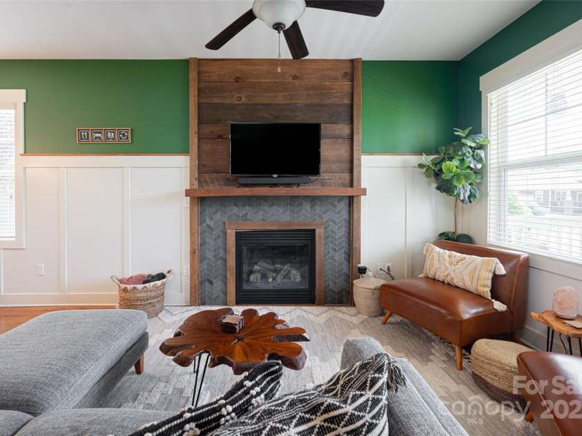 31 Byrdcliffe Lane, Asheville, NC 28805.  MLS# CAR4257639, YatesRealty ID 20268. Living room