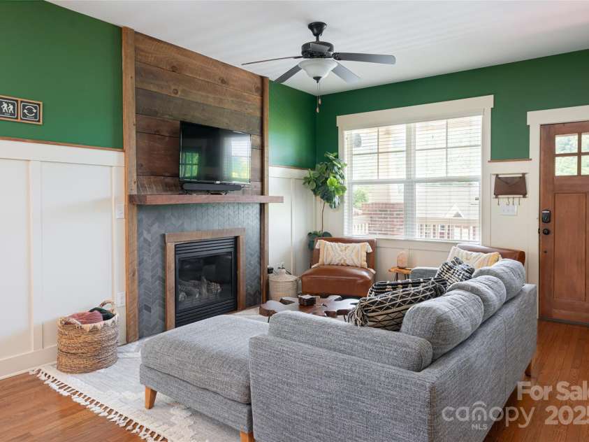 31 Byrdcliffe Lane, Asheville, NC 28805.  MLS# CAR4257639, YatesRealty ID 20268. Living room