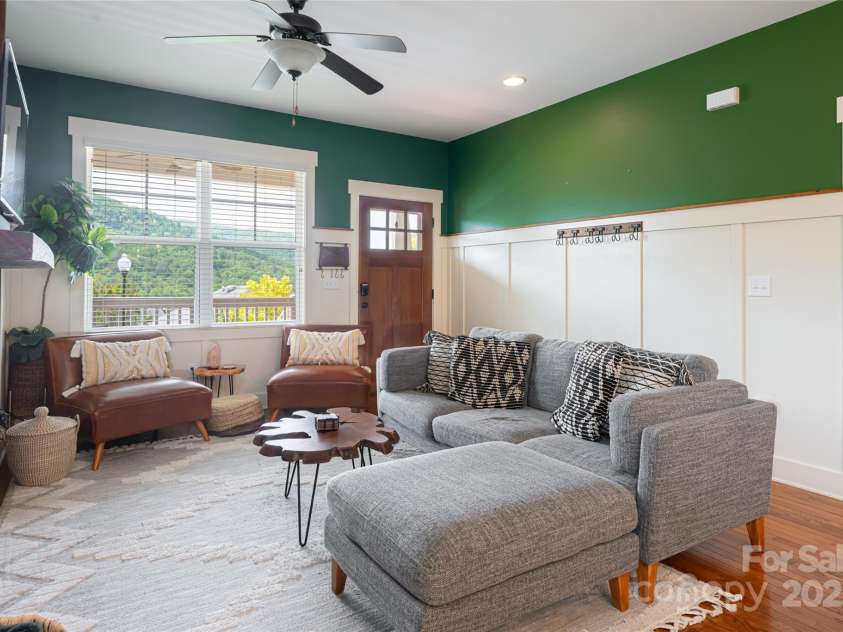31 Byrdcliffe Lane, Asheville, NC 28805.  MLS# CAR4257639, YatesRealty ID 20268. Living room