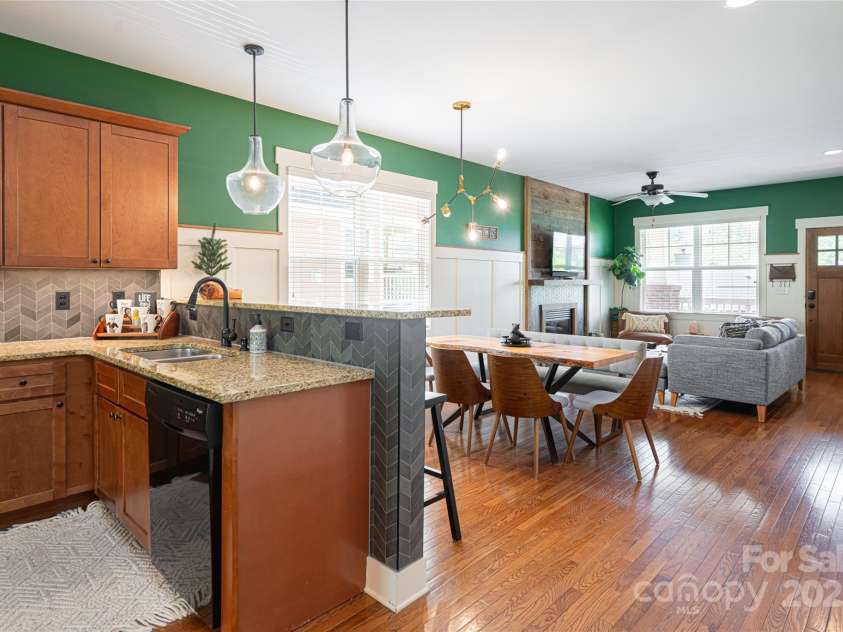 31 Byrdcliffe Lane, Asheville, NC 28805.  MLS# CAR4257639, YatesRealty ID 20268. Open floor plan