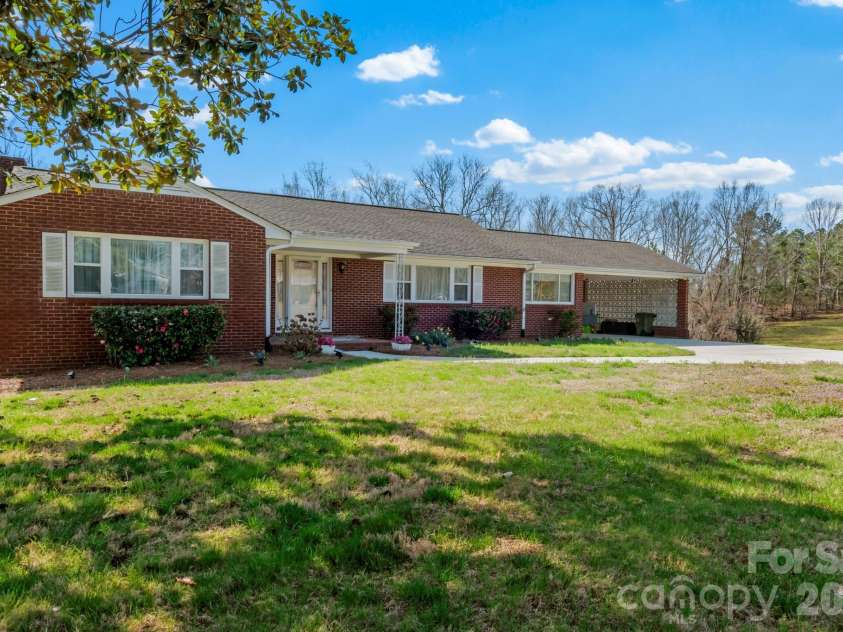 3291 Burton Road, Thomasville, NC 27360.  MLS# CAR4359513, YatesRealty ID 20268. 