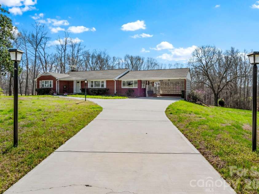 3291 Burton Road, Thomasville, NC 27360.  MLS# CAR4359513, YatesRealty ID 20268. 