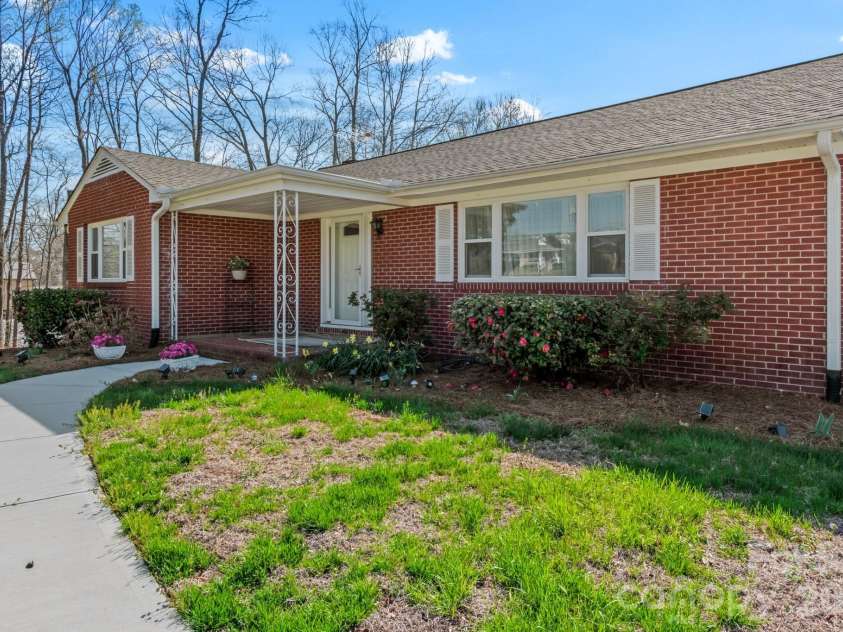 3291 Burton Road, Thomasville, NC 27360.  MLS# CAR4359513, YatesRealty ID 20268. 