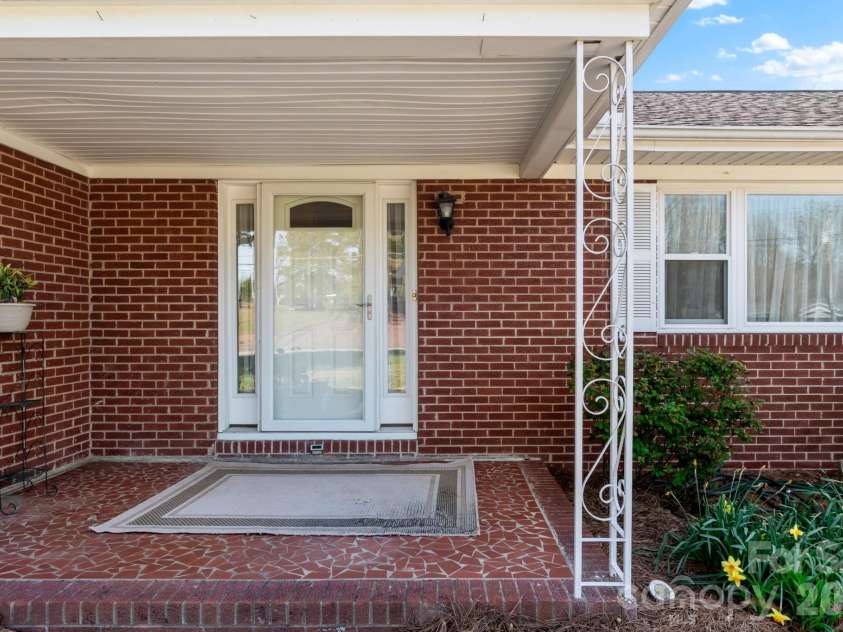 3291 Burton Road, Thomasville, NC 27360.  MLS# CAR4359513, YatesRealty ID 20268. 