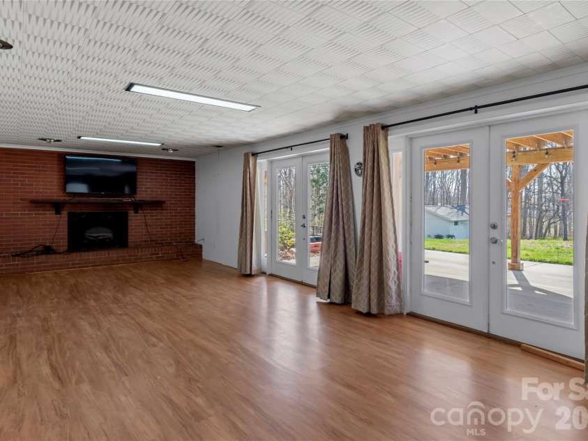 3291 Burton Road, Thomasville, NC 27360.  MLS# CAR4359513, YatesRealty ID 20268. 