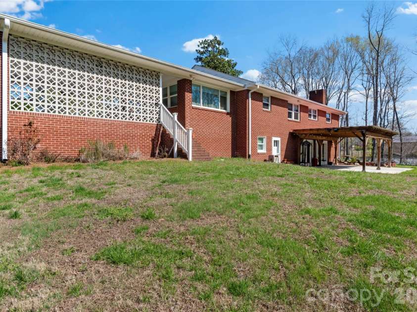 3291 Burton Road, Thomasville, NC 27360.  MLS# CAR4359513, YatesRealty ID 20268. 