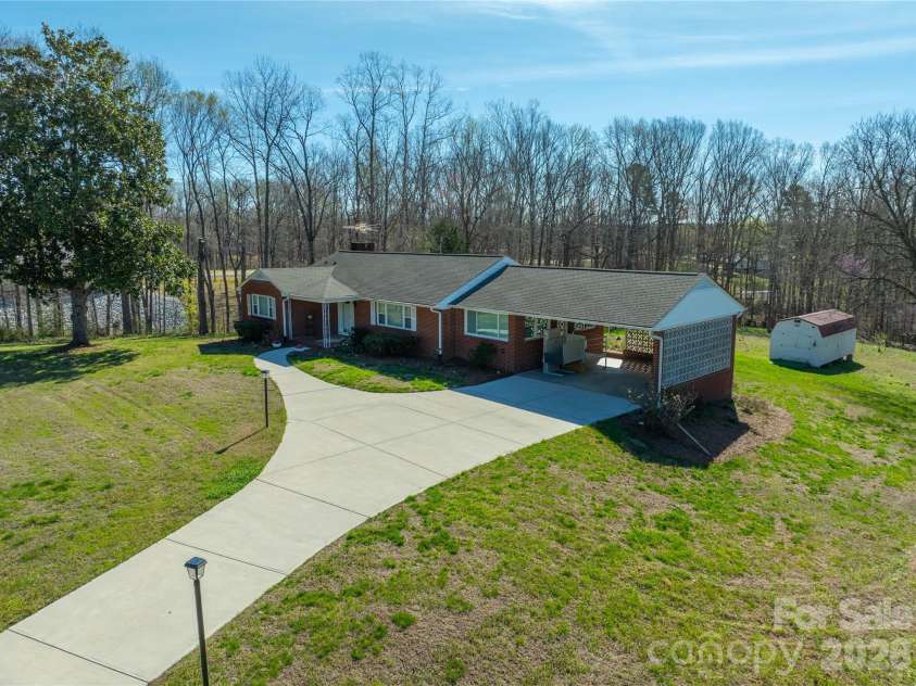 3291 Burton Road, Thomasville, NC 27360.  MLS# CAR4359513, YatesRealty ID 20268. 
