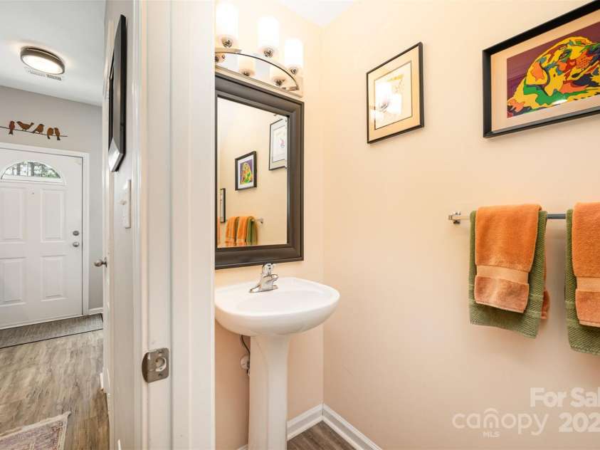 15318 Coventry Court Lane, Charlotte, NC 28277.  MLS# CAR4252631, YatesRealty ID 20270. Half Bath on Main Level