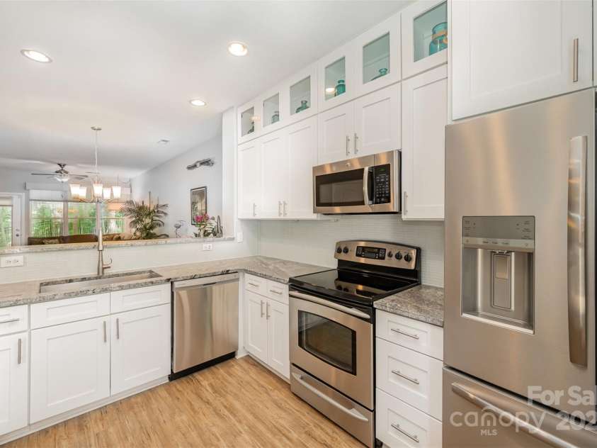 15318 Coventry Court Lane, Charlotte, NC 28277.  MLS# CAR4252631, YatesRealty ID 20270. Light and Bright Kitchen