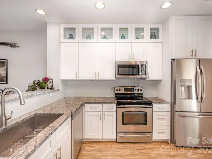 15318 Coventry Court Lane, Charlotte, NC 28277.  MLS# CAR4252631, YatesRealty ID 20270. Open Concept Kitchen with Recessed Lighting