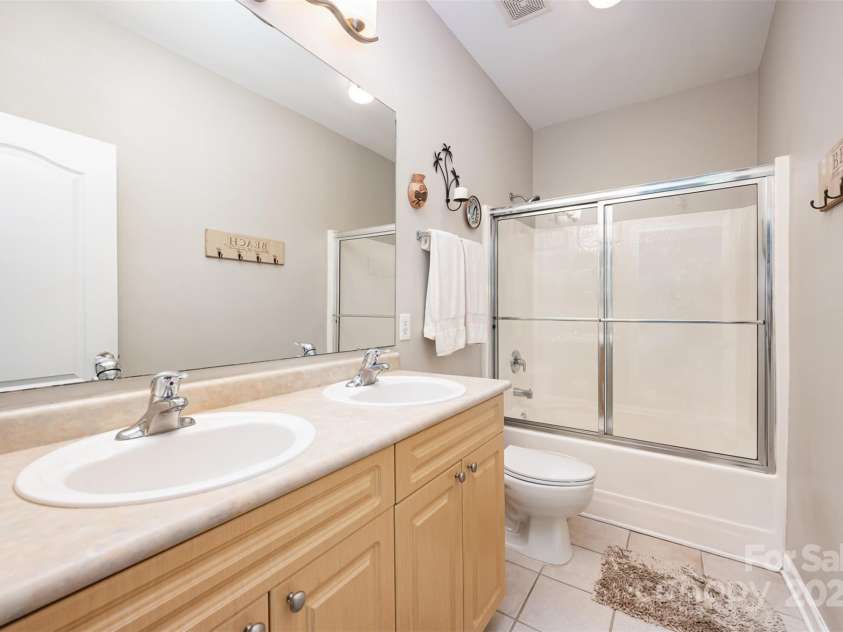15318 Coventry Court Lane, Charlotte, NC 28277.  MLS# CAR4252631, YatesRealty ID 20270. Primary Bedroom Bathroom