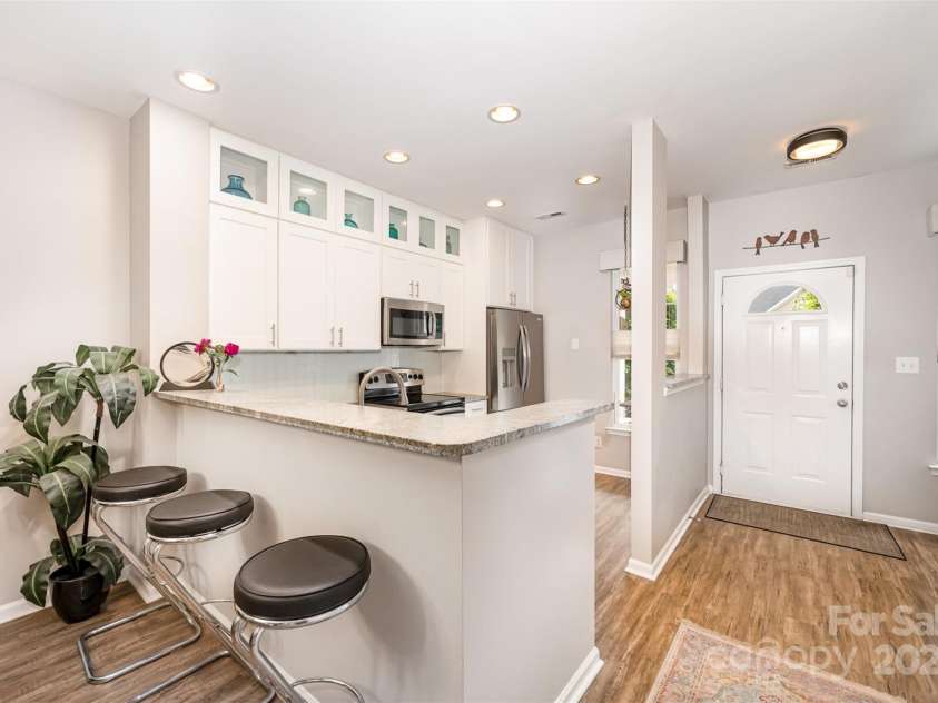 15318 Coventry Court Lane, Charlotte, NC 28277.  MLS# CAR4252631, YatesRealty ID 20270. Seating at Kitchen Counter