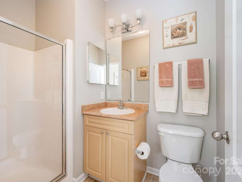 15318 Coventry Court Lane, Charlotte, NC 28277.  MLS# CAR4252631, YatesRealty ID 20270. Secondary Bedroom Bathroom