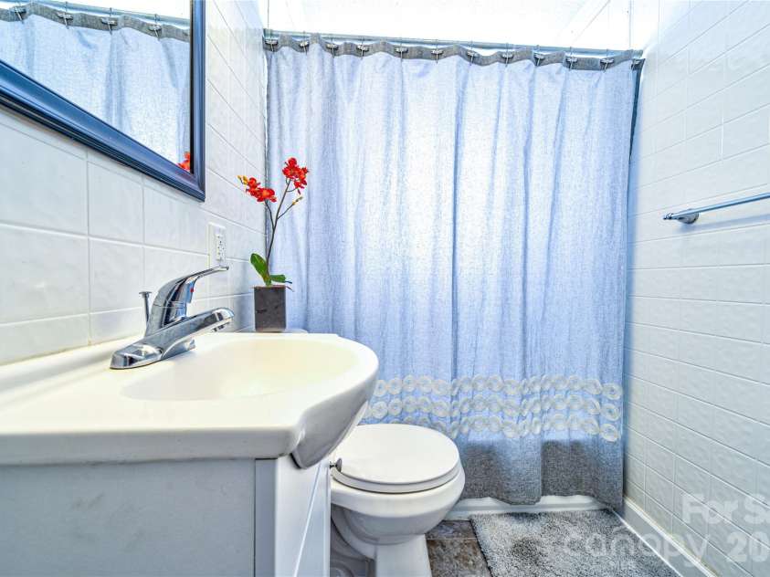 308 Myrtle School Road, Gastonia, NC 28052.  MLS# CAR4340941, YatesRealty ID 20270. Bathroom
