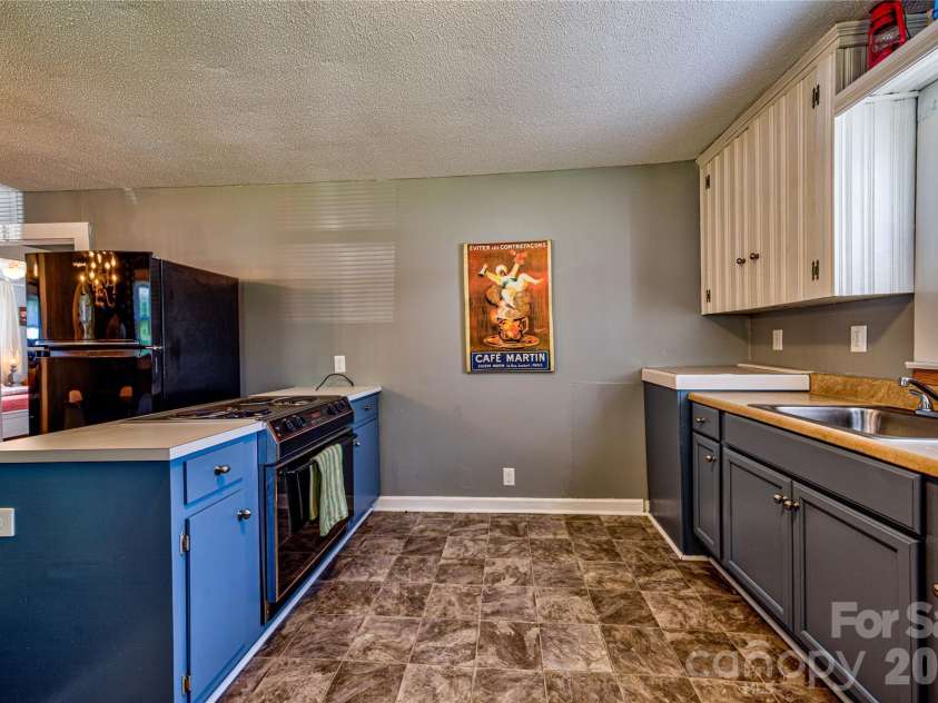 308 Myrtle School Road, Gastonia, NC 28052.  MLS# CAR4340941, YatesRealty ID 20270. Kitchen
