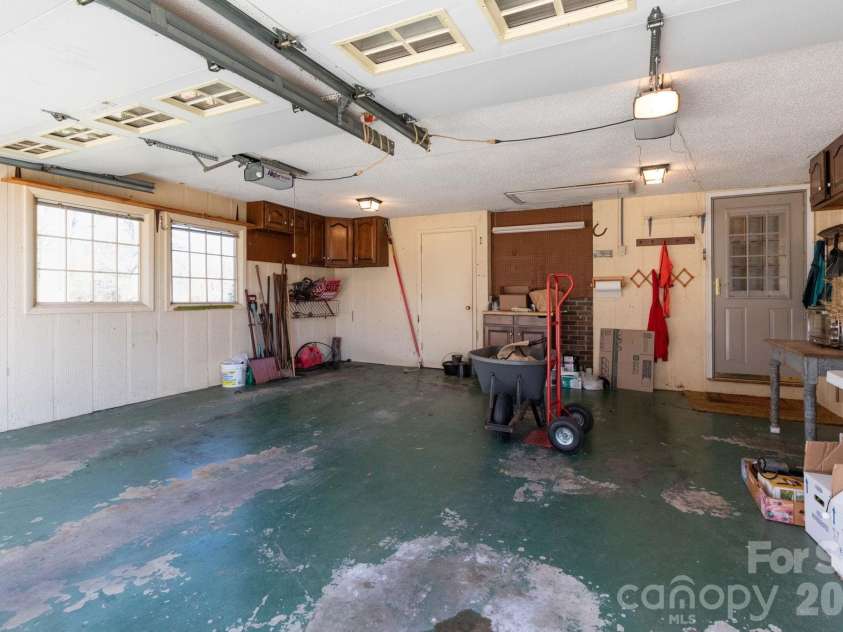 181 Leisure Ridge Drive, Mars Hill, NC 28754.  MLS# CAR4358251, YatesRealty ID 20271. 2 Car Garage