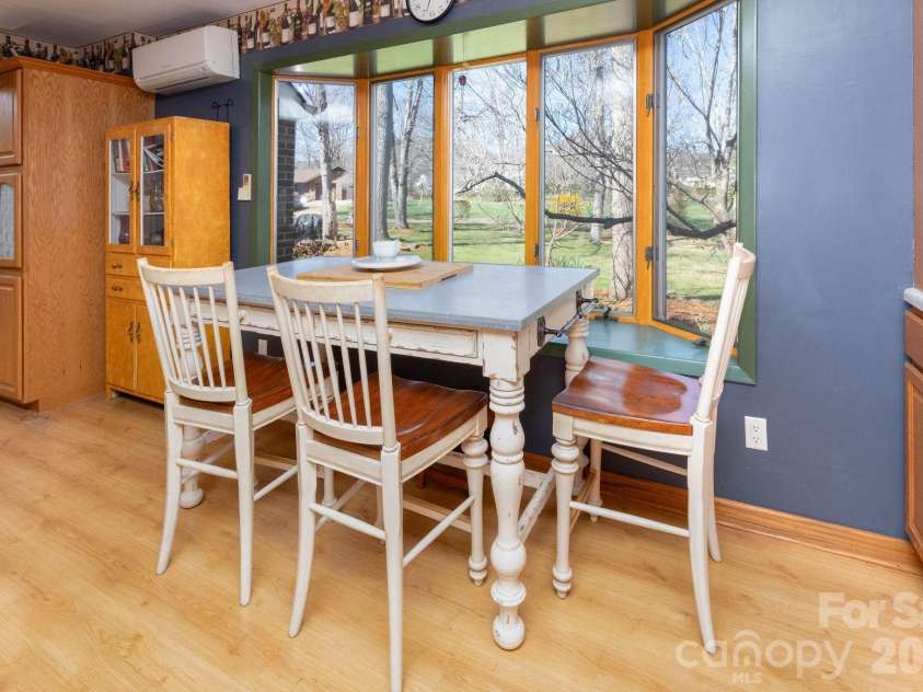 181 Leisure Ridge Drive, Mars Hill, NC 28754.  MLS# CAR4358251, YatesRealty ID 20271. Eat-in Kitchen