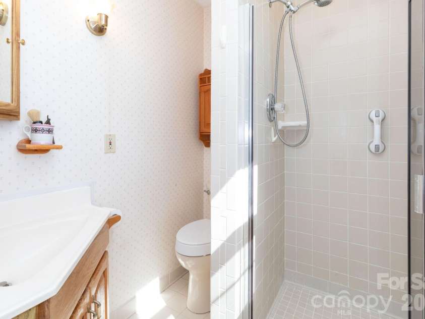181 Leisure Ridge Drive, Mars Hill, NC 28754.  MLS# CAR4358251, YatesRealty ID 20271. Main Level Bathroom 2