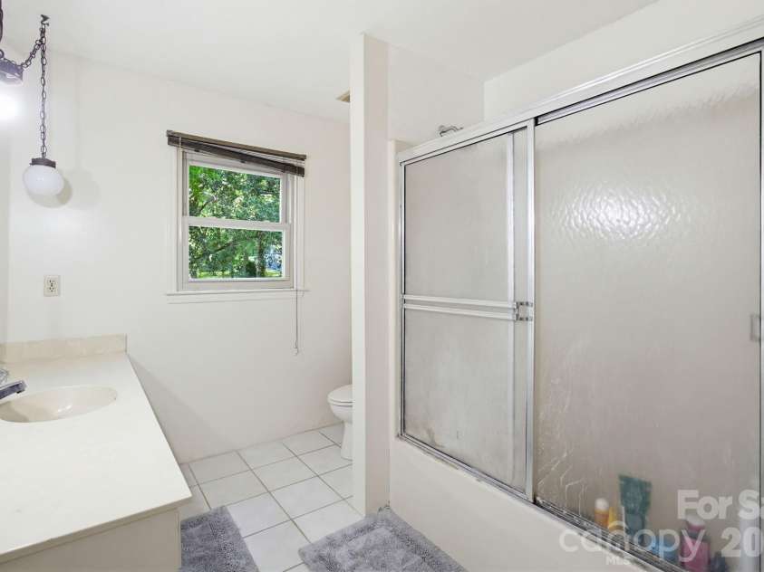 445 Quail Drive, Salisbury, NC 28147.  MLS# CAR4373863, YatesRealty ID 20272. Upstairs bathroom