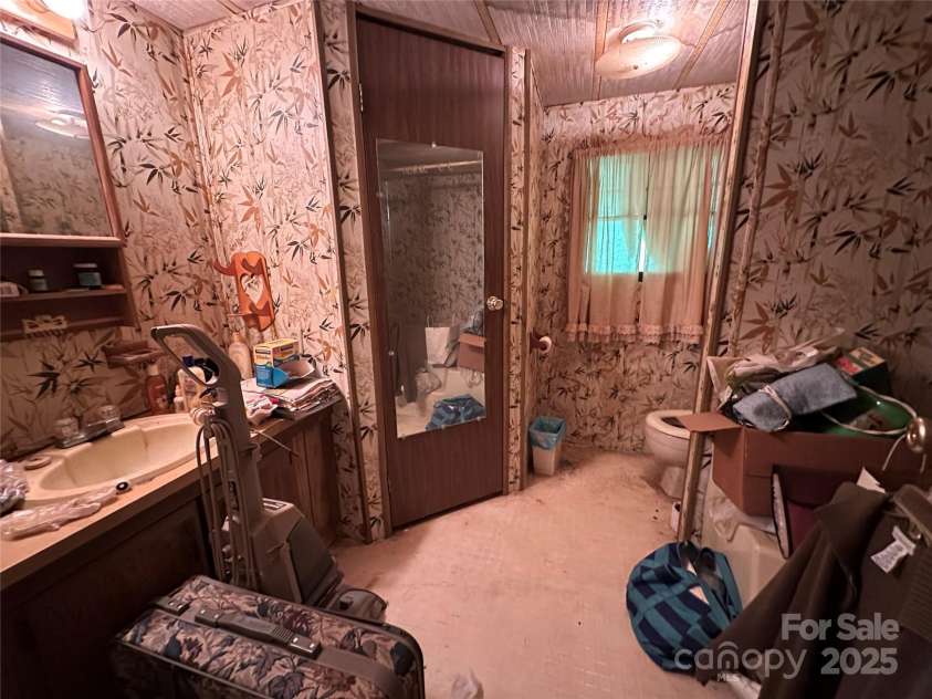 204 Long Street, Marion, NC 28752.  MLS# CAR4264615, YatesRealty ID 20273. 