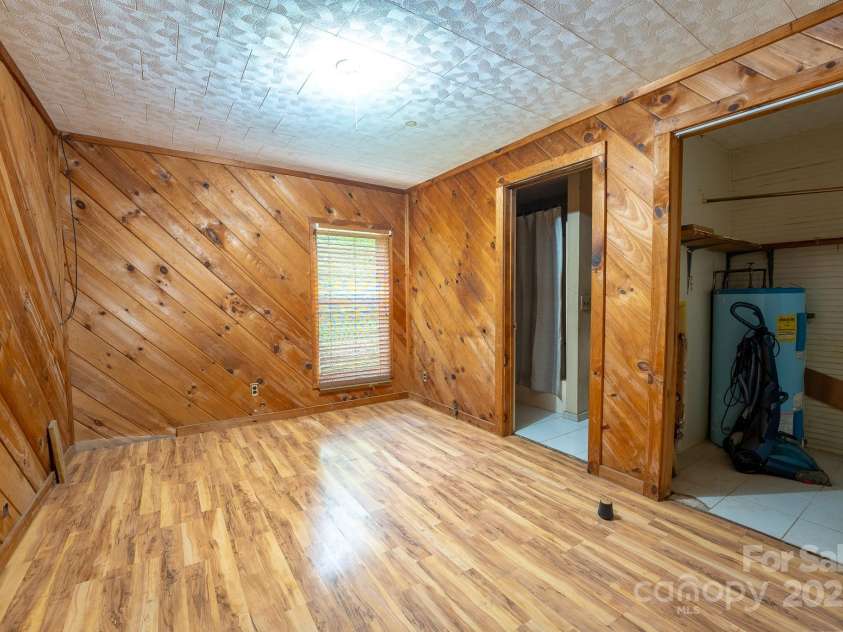 181 Settlers Lane, Waynesville, NC 28785.  MLS# CAR4258174, YatesRealty ID 20274. 