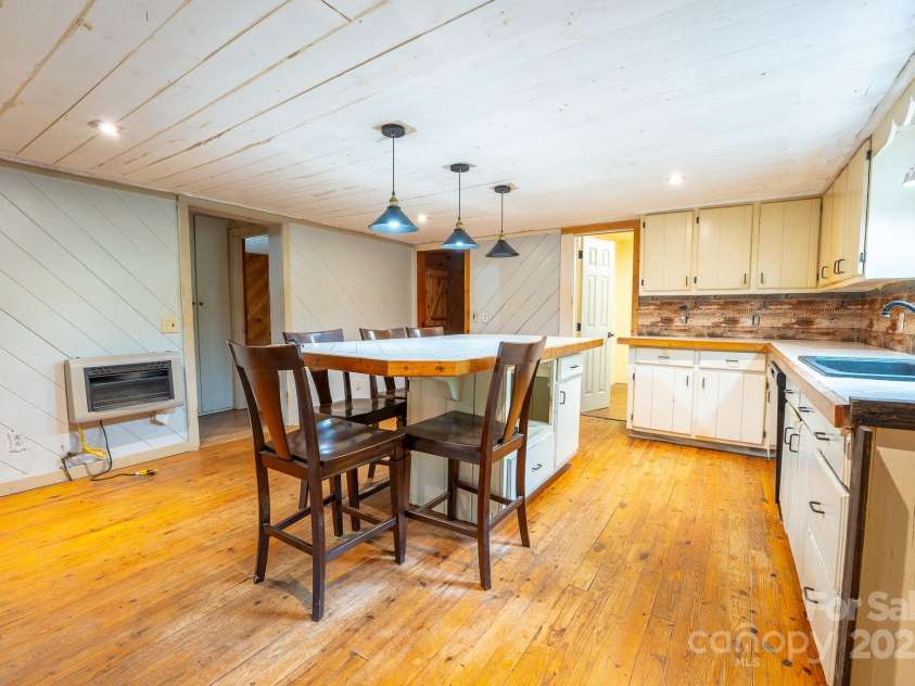 181 Settlers Lane, Waynesville, NC 28785.  MLS# CAR4258174, YatesRealty ID 20274. 