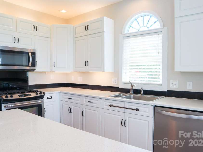 7768 Pinecone Lane, Hickory, NC 28602.  MLS# CAR4257441, YatesRealty ID 20276. Kitchen Gas stove, microwave dishwasher