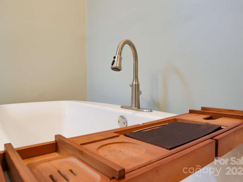 7768 Pinecone Lane, Hickory, NC 28602.  MLS# CAR4257441, YatesRealty ID 20276. Primary Soaker Tub