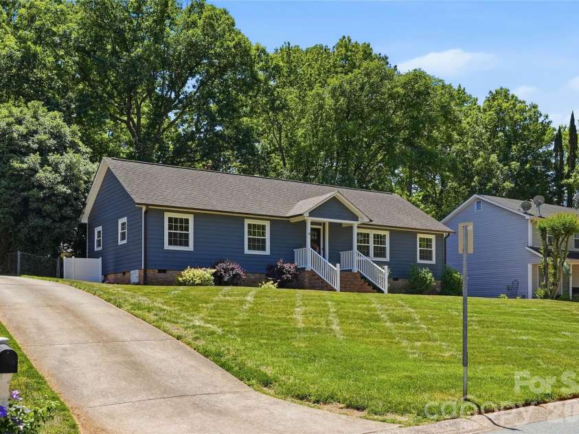 1061 Eaglewood Avenue, Charlotte, NC 28212.  MLS# CAR4375230, YatesRealty ID 20280. 