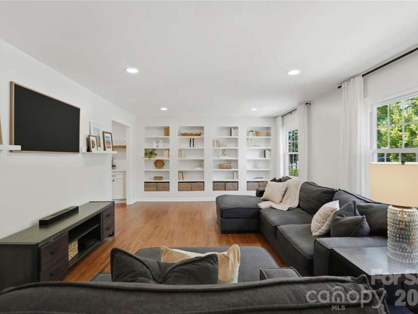 1061 Eaglewood Avenue, Charlotte, NC 28212.  MLS# CAR4375230, YatesRealty ID 20280. 