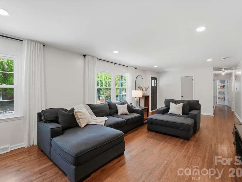 1061 Eaglewood Avenue, Charlotte, NC 28212.  MLS# CAR4375230, YatesRealty ID 20280. 