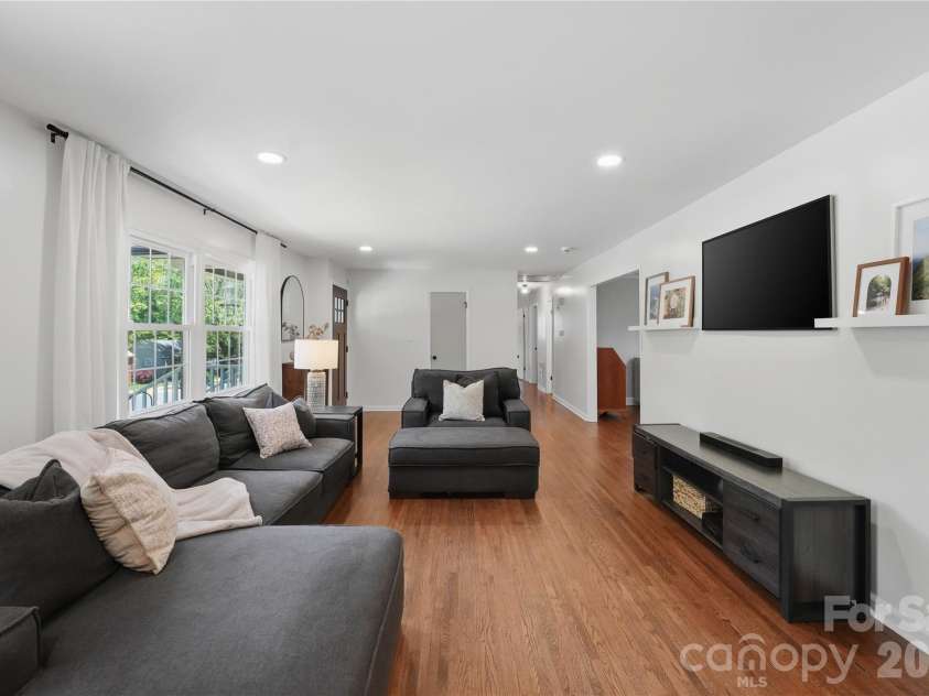 1061 Eaglewood Avenue, Charlotte, NC 28212.  MLS# CAR4375230, YatesRealty ID 20280. 