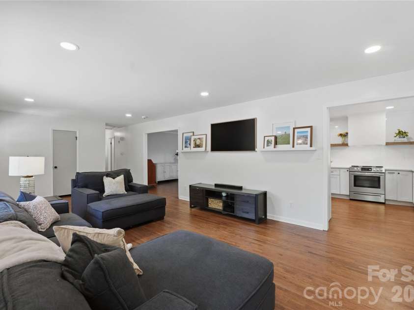 1061 Eaglewood Avenue, Charlotte, NC 28212.  MLS# CAR4375230, YatesRealty ID 20280. 