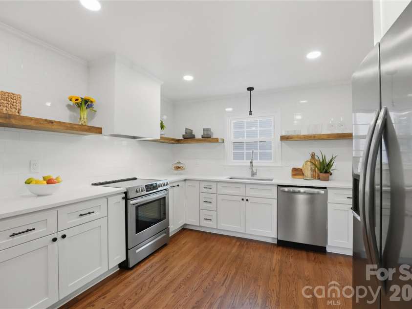 1061 Eaglewood Avenue, Charlotte, NC 28212.  MLS# CAR4375230, YatesRealty ID 20280. 