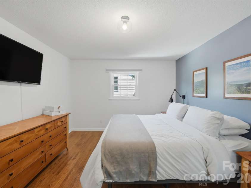 1061 Eaglewood Avenue, Charlotte, NC 28212.  MLS# CAR4375230, YatesRealty ID 20280. 