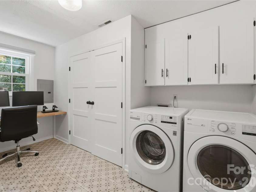 1061 Eaglewood Avenue, Charlotte, NC 28212.  MLS# CAR4375230, YatesRealty ID 20280. 