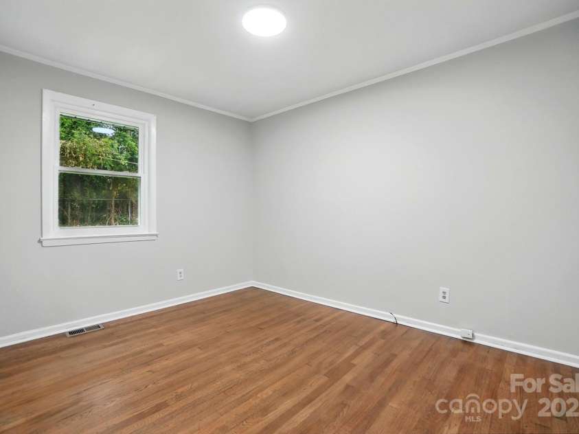 1412 Wembley Drive, Charlotte, NC 28205.  MLS# CAR4257976, YatesRealty ID 20281. 