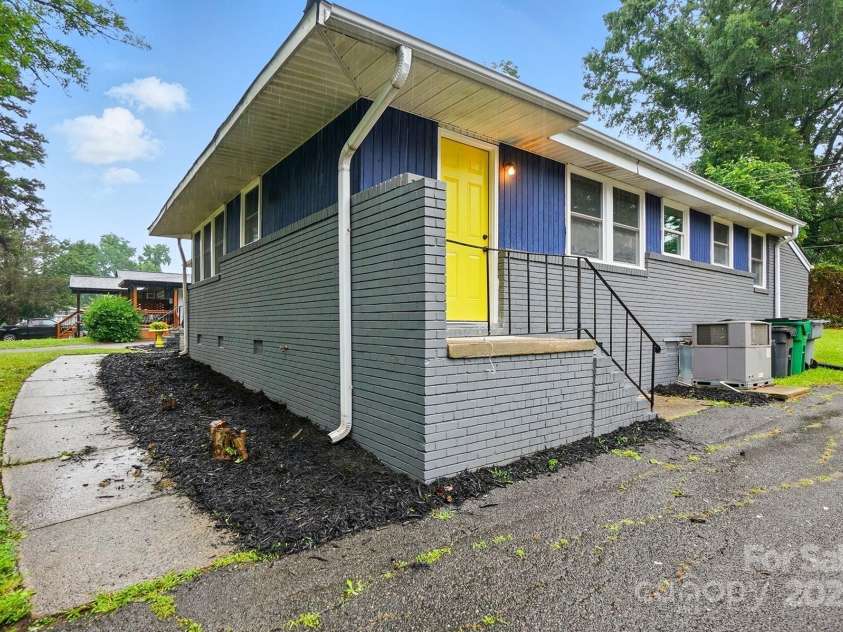 1412 Wembley Drive, Charlotte, NC 28205.  MLS# CAR4257976, YatesRealty ID 20281. 