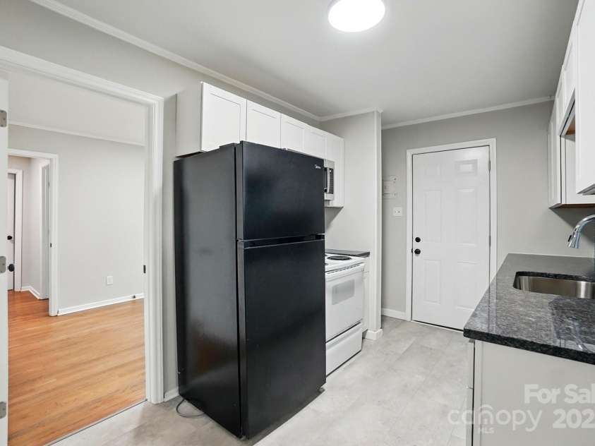 1412 Wembley Drive, Charlotte, NC 28205.  MLS# CAR4257976, YatesRealty ID 20281. 