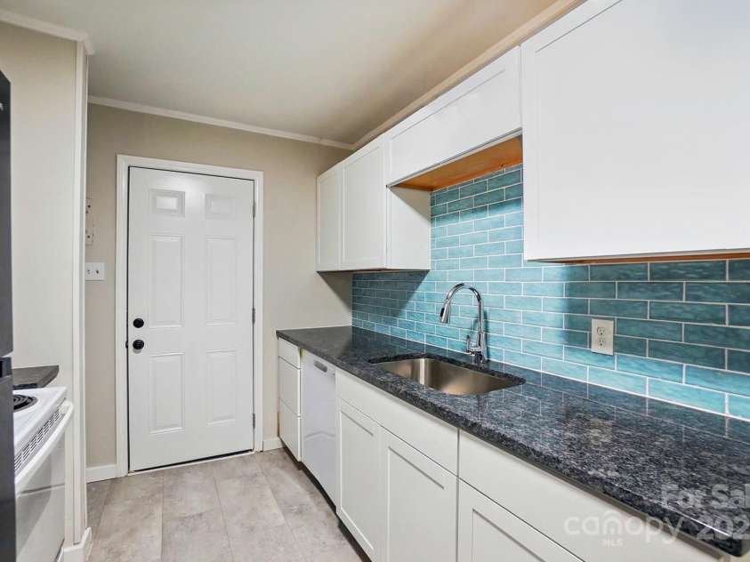 1412 Wembley Drive, Charlotte, NC 28205.  MLS# CAR4257976, YatesRealty ID 20281. 
