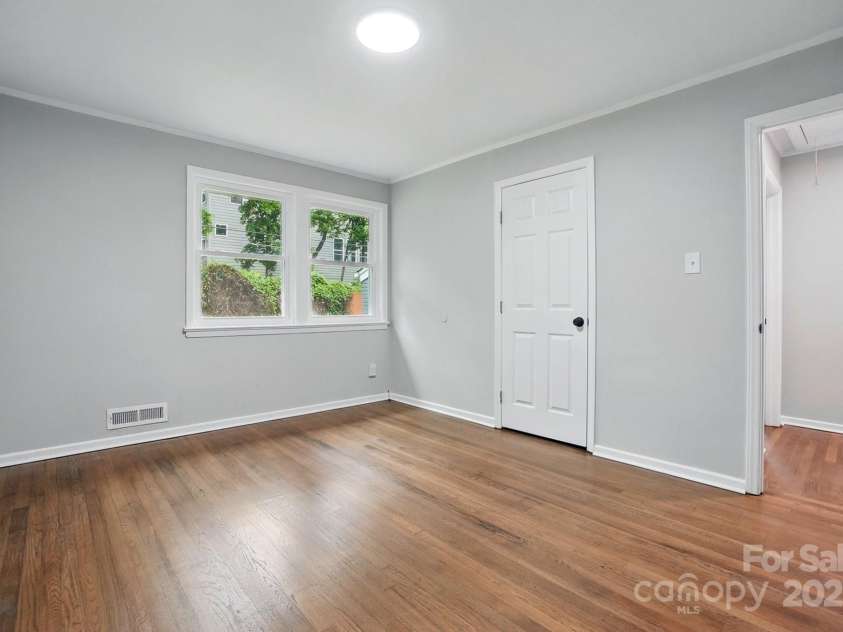 1412 Wembley Drive, Charlotte, NC 28205.  MLS# CAR4257976, YatesRealty ID 20281. 
