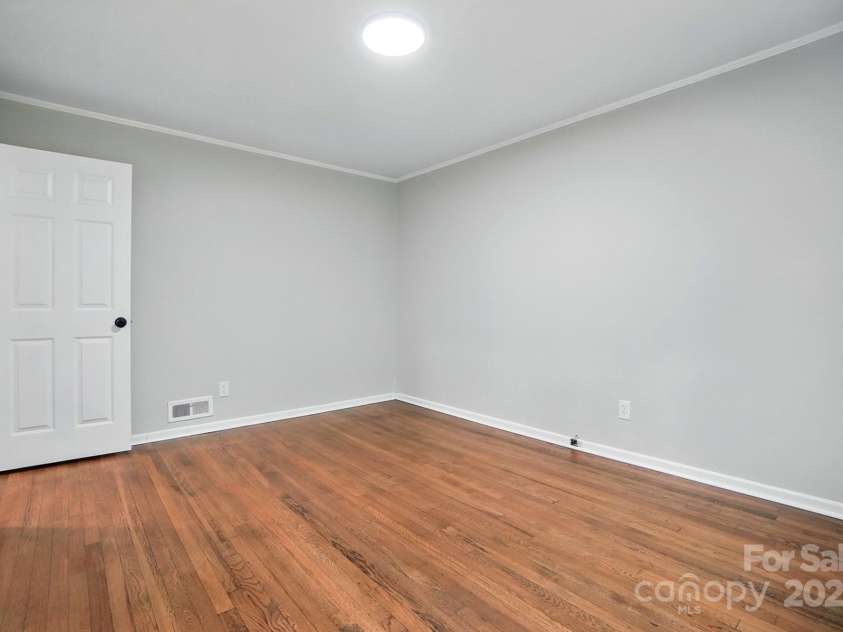 1412 Wembley Drive, Charlotte, NC 28205.  MLS# CAR4257976, YatesRealty ID 20281. 